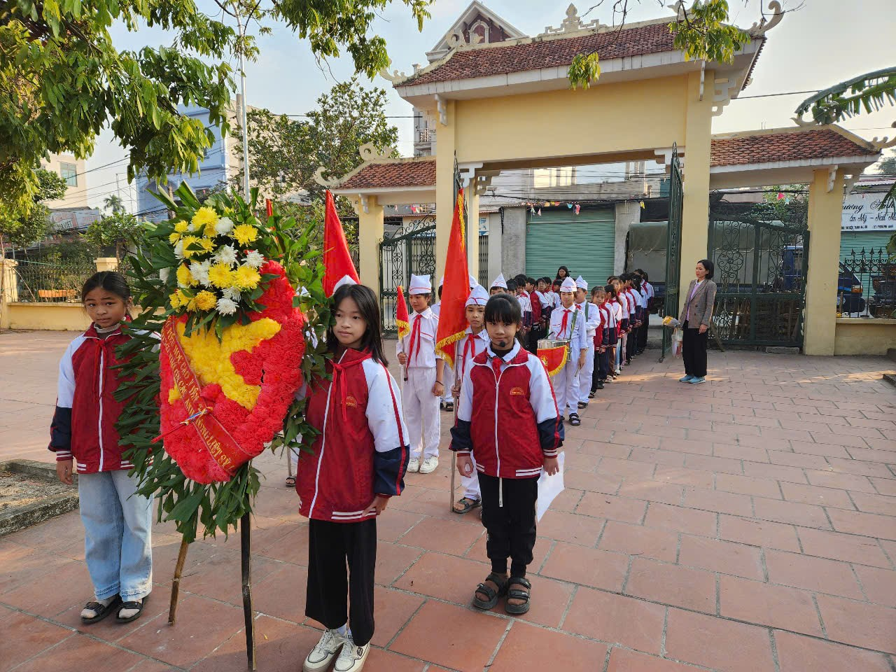 Liên đội trường Tiểu học Cao Viên II đã tổ chức thăm viếng và dâng hoa tưởng nhớ các anh hùng tại nghĩa trang liệt sĩ xã Cao Viên