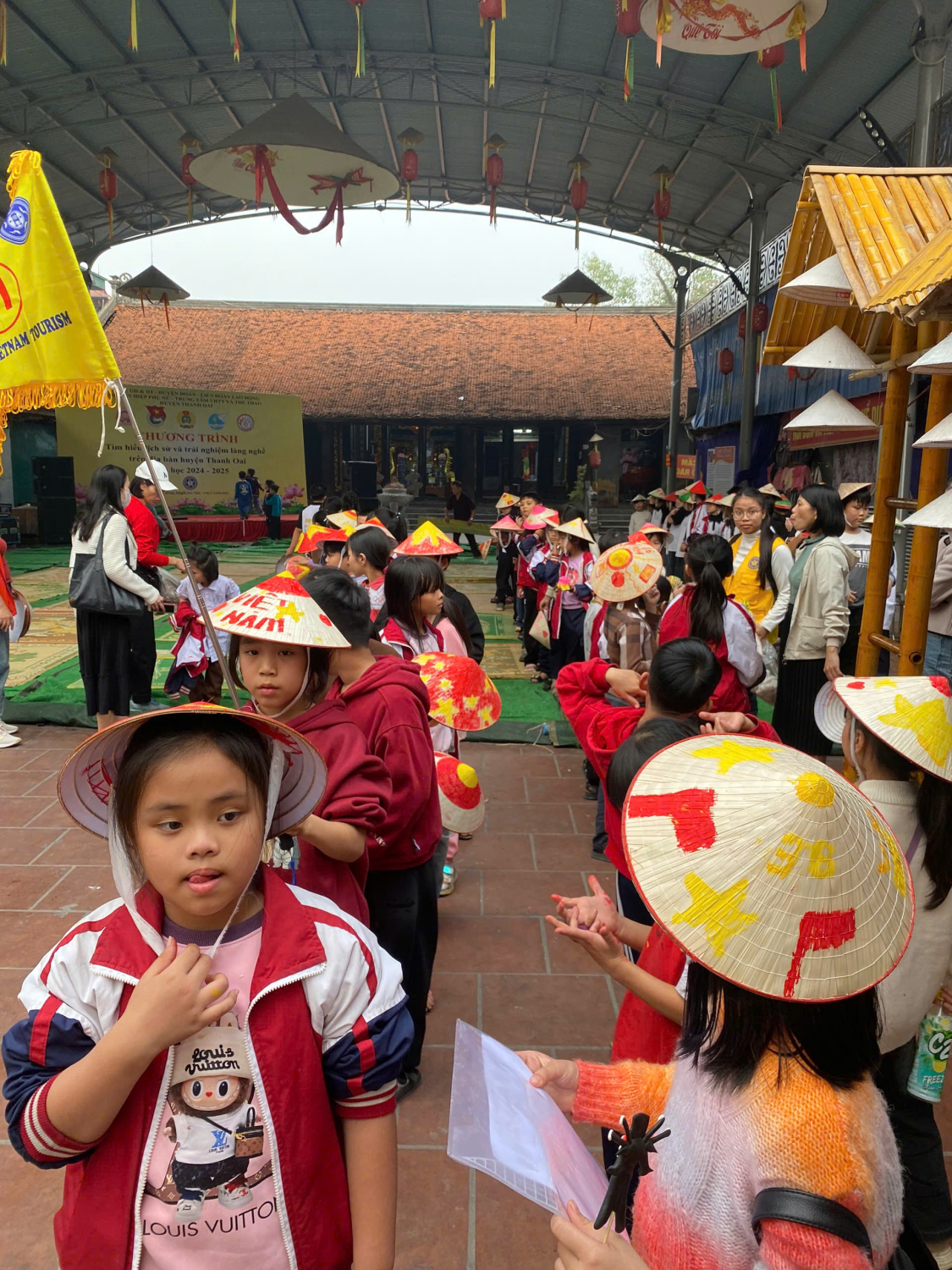 HS TH Cao Viên II tham gia tìm hiểu lịch sử và trải nghiệm làng nghề trên địa bàn huyện Thanh Oai